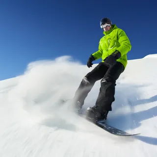 冬天急速滑雪的运动员图片 冬天急速滑雪的运动员图片