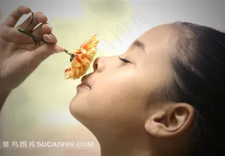 闭眼闻着花香的女孩图片