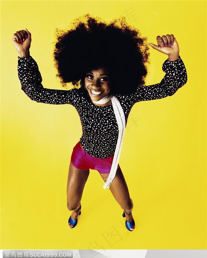 超级个性人物-顶着爆炸头双手举起跳舞的外国女人