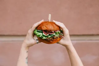 黄色美味汉堡摄影素材