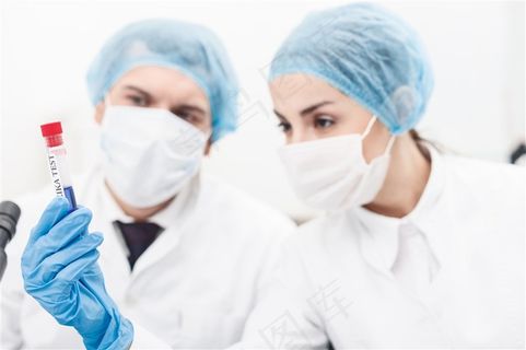 手拿试管的女性护士高清摄影图 手拿试管的女性护士高清摄影图