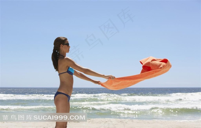 海边的泳装美女摄影素材