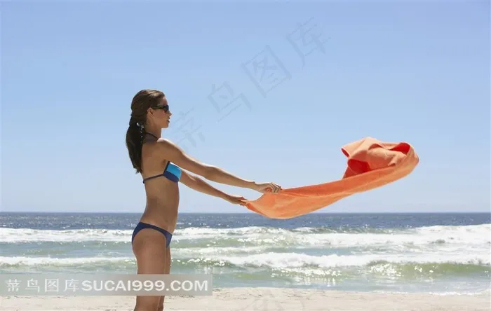 海边的泳装美女摄影素材