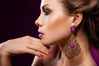 戴珠宝首饰的美女图