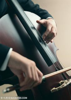 乐器-拉大提琴的手部特写