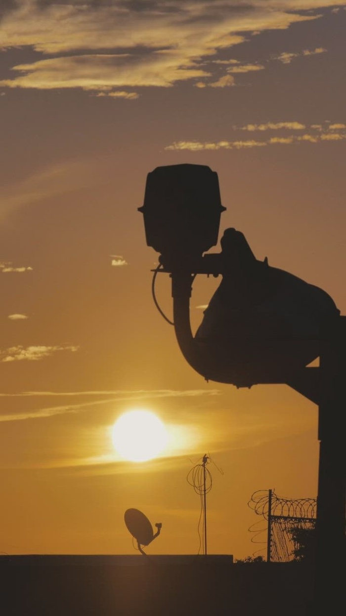 日落时灯塔的剪影