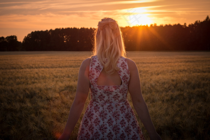 日落夕阳写真背影图片