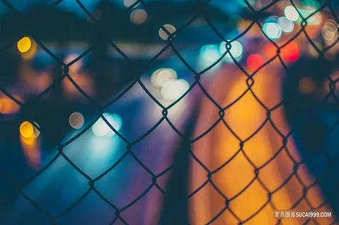 铁丝网外的车辆道路散光摄影 铁丝网外的车辆道路散光摄影