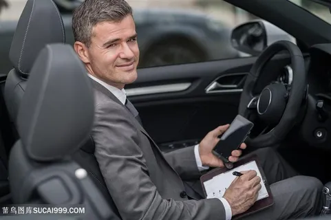 微笑的开车的帅哥男士高清图片