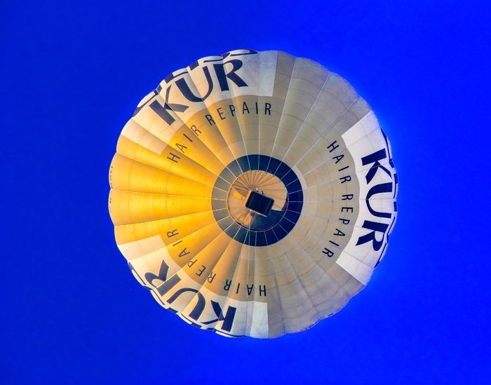 空中热气球降落图片