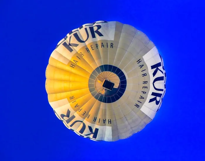 空中热气球降落图片