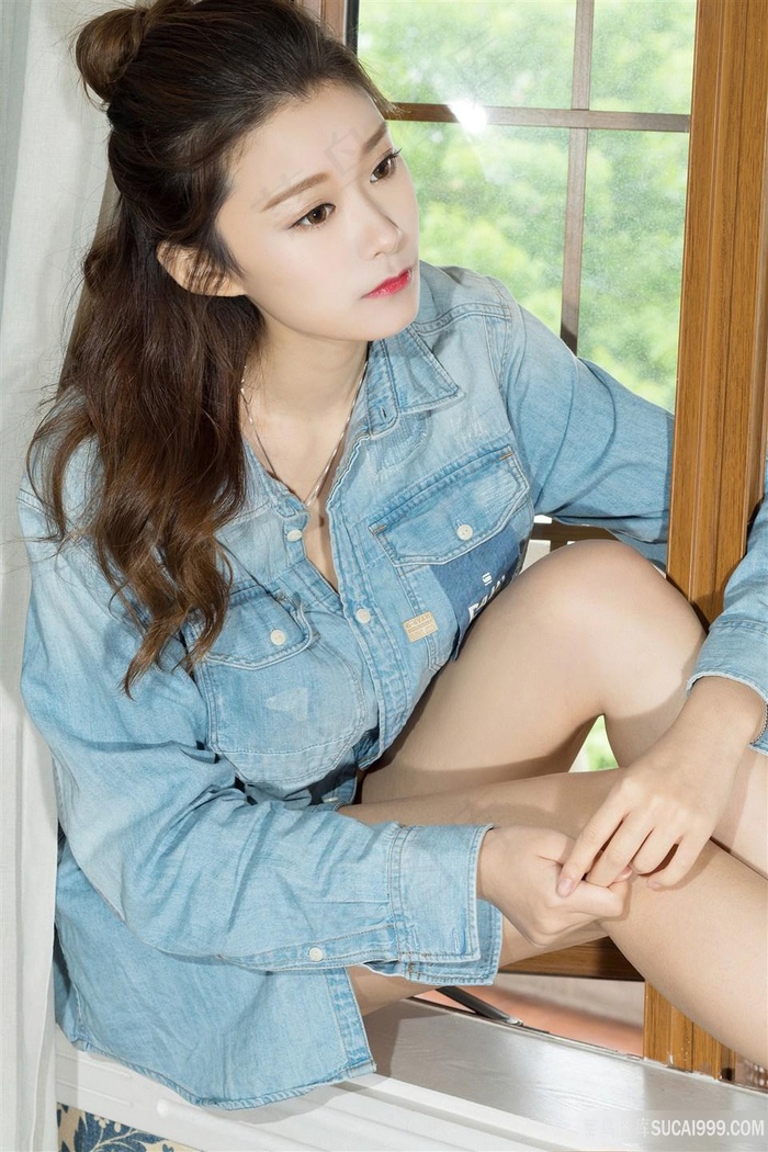 穿着牛仔衣的漂亮美女菲菲图片