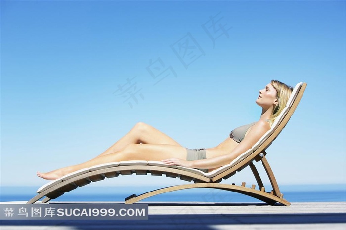 躺椅上的金发泳装美女