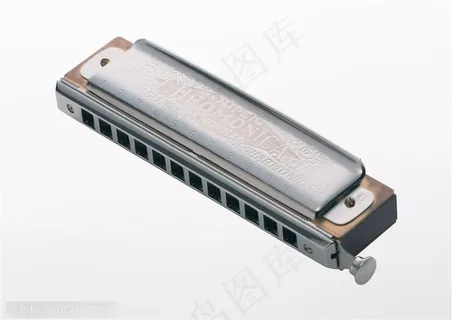 斜着摆放的金属口琴特写