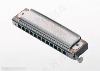 斜着摆放的金属口琴特写