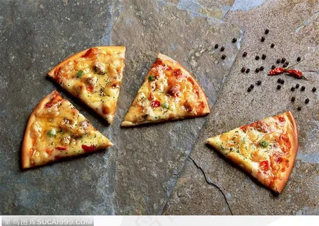 摊放在铁板上的披萨饼和佐料