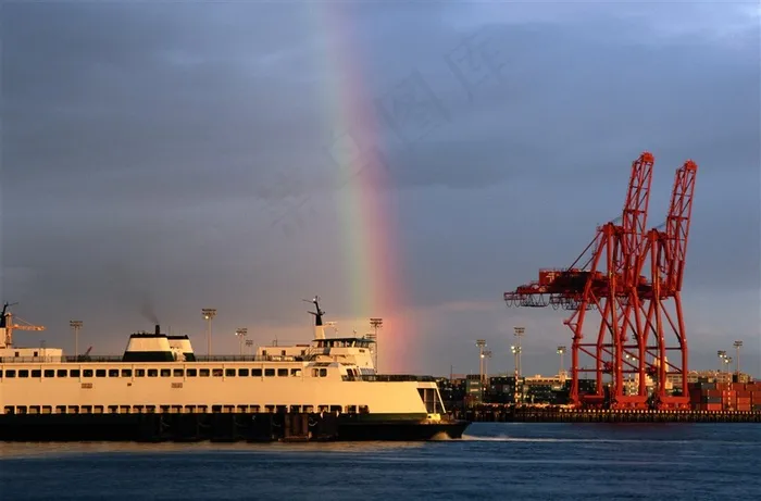 货轮与货轮码头摄影素材