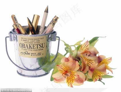 花饰小品-小笔筒与百合花