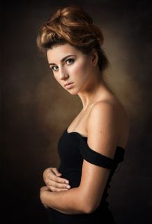 吊带落肩的欧美美女肖像艺术写真图片