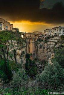 悬崖上的欧式建筑图片