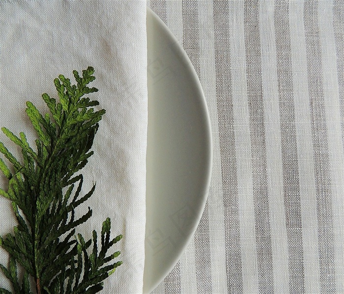 植物盘子和白布