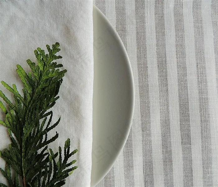 植物盘子和白布