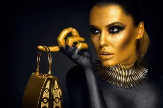 拿着包包的模特