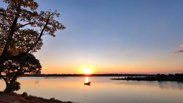 广角河边夕阳西下