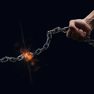 握住发光铁链的手高清图片