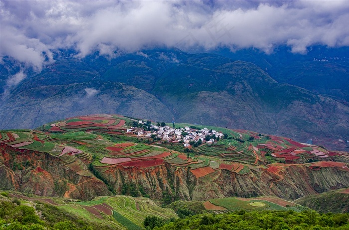 云南东川红土地风景图