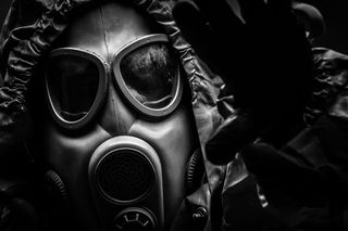 戴防毒面具的人物大图