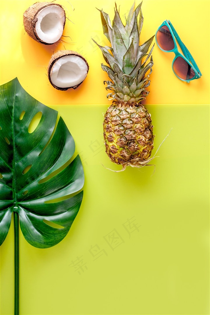 夏季菠萝和椰子椰青顶视图背景
