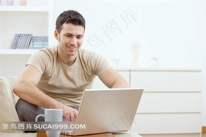 高清用笔记本的欧美帅哥图片下载