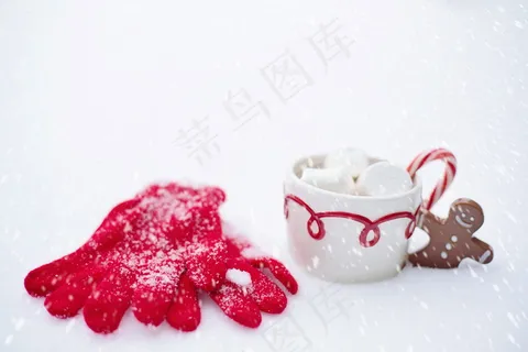 雪地红色手套图片 雪地红色手套图片