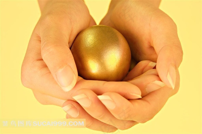 双手握着一个金蛋