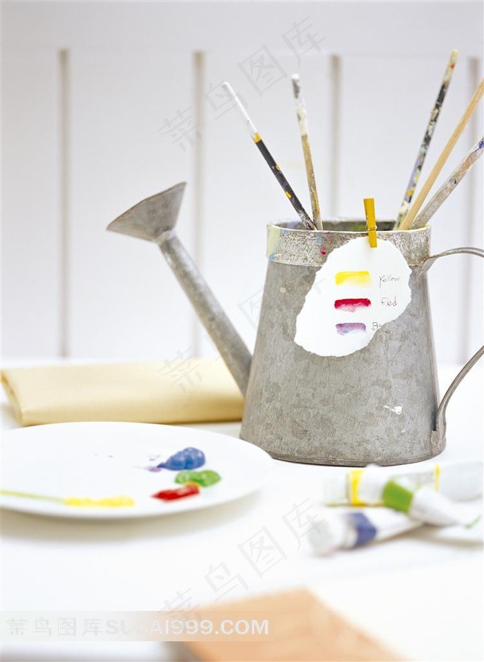 画画的调色盘和画笔