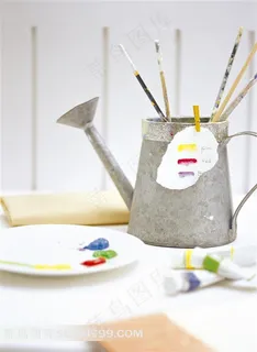 画画的调色盘和画笔