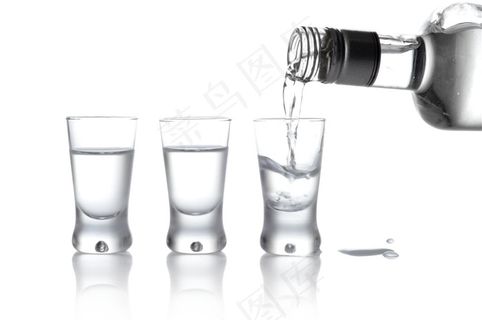 本个酒杯和洋酒 本个酒杯和洋酒