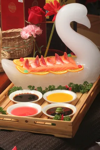 旋转 刺身三纹鱼拼北极贝 (1)