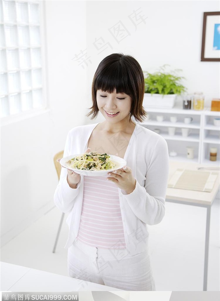 美食制作-拿着做好的食物微笑的女性