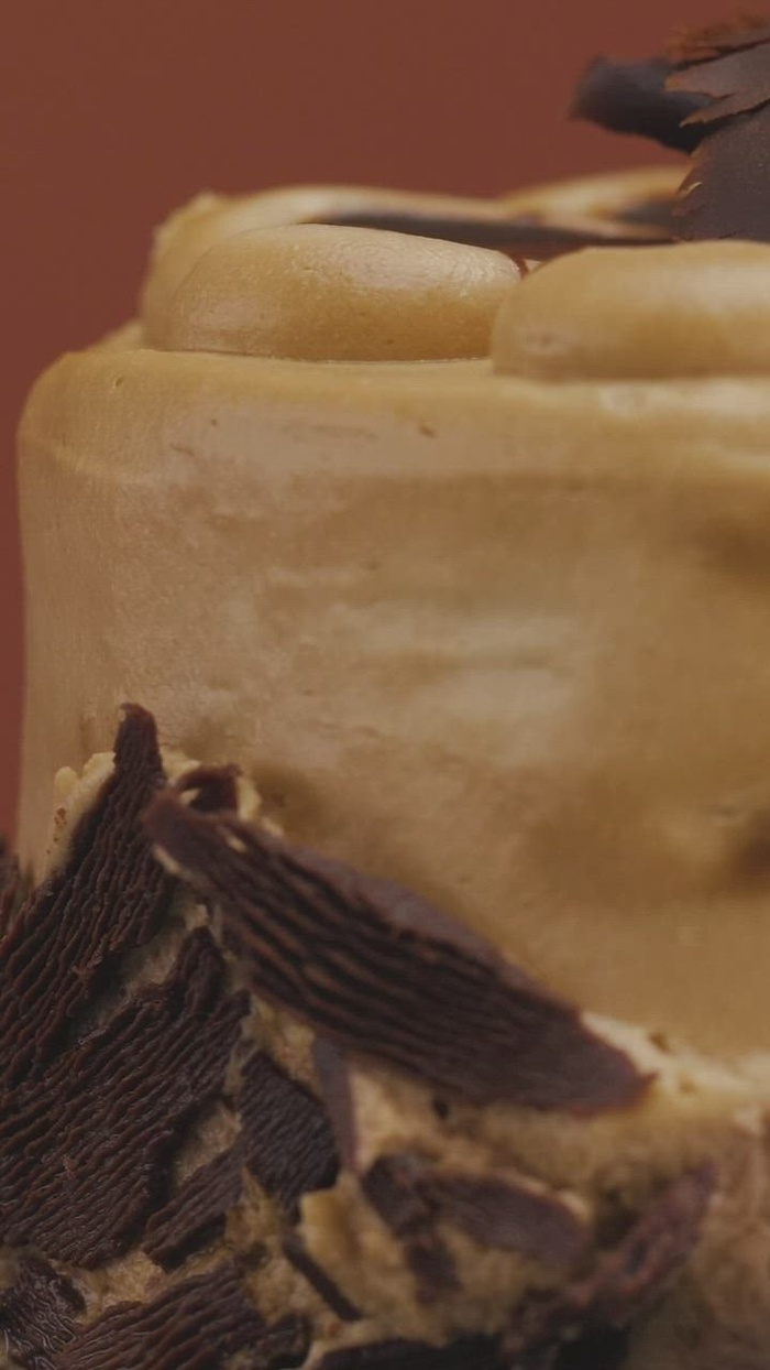 慢慢旋转的小巧克力蛋糕