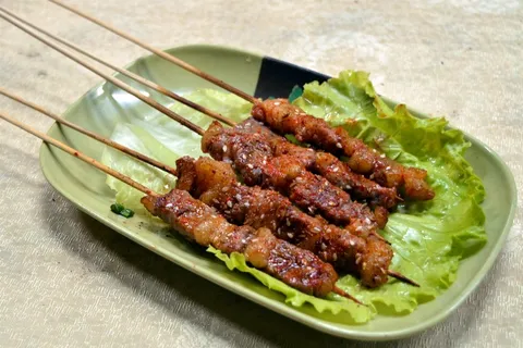 烧烤美食烤肉街边小吃油炸烤牛肉串