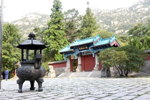 山脚下的古建筑门楼