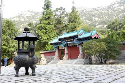 山脚下的古建筑门楼 山脚下的古建筑门楼