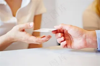 手上拿着一张卡