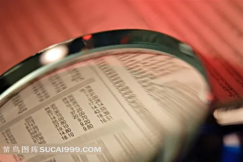 放大镜照着股市数据