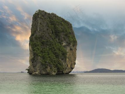 大海中长满植被的巨石摄影高清图片 大海中长满植被的巨石摄影高清图片