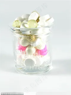 医学药品-杯中堆起的药片