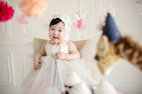 裹着头巾的可爱幼儿 裹着头巾的可爱幼儿