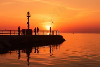 夕阳海边落日余晖摄影图